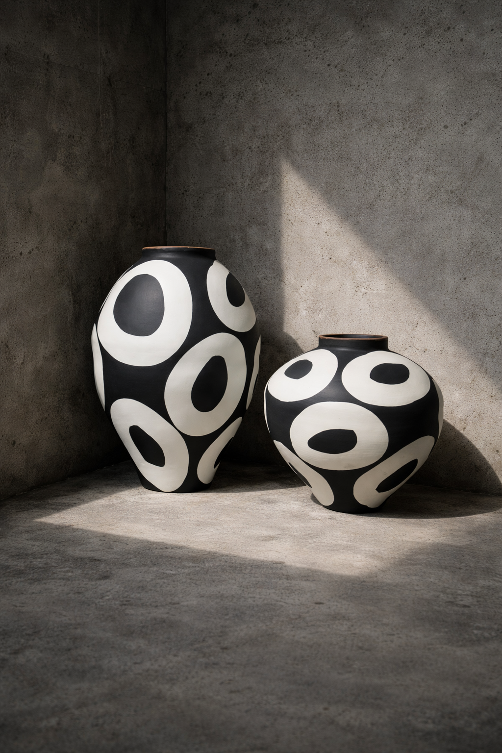 Black & White Artistic Vase Set