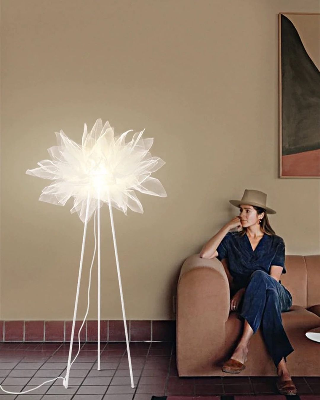 Modern Feather Floor Lamp for Stylish Interiors