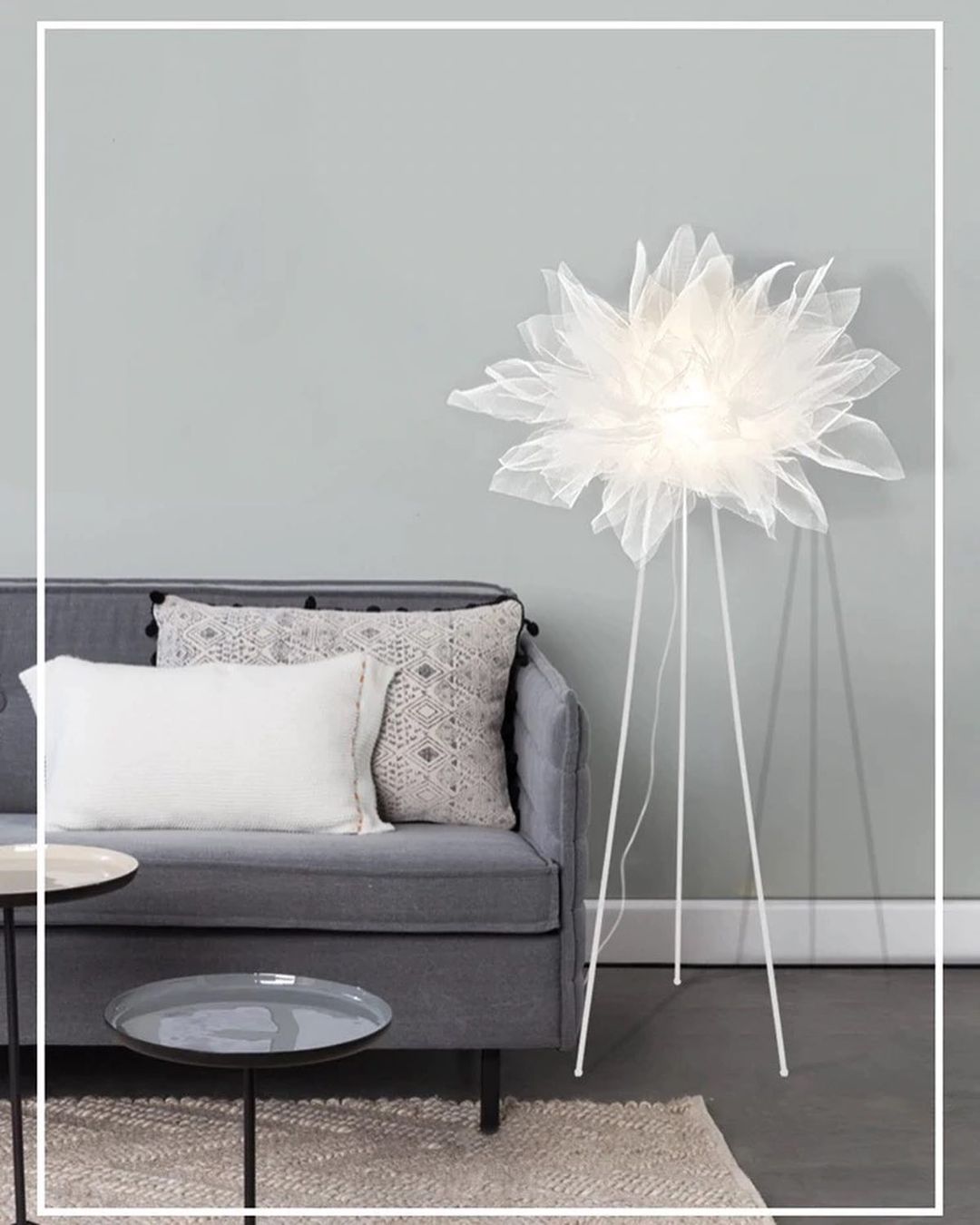 Modern Feather Floor Lamp for Stylish Interiors