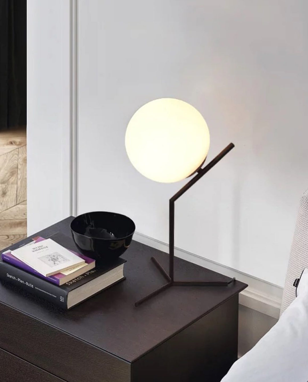 Minimalist Globe Table Lamp - Black Stand