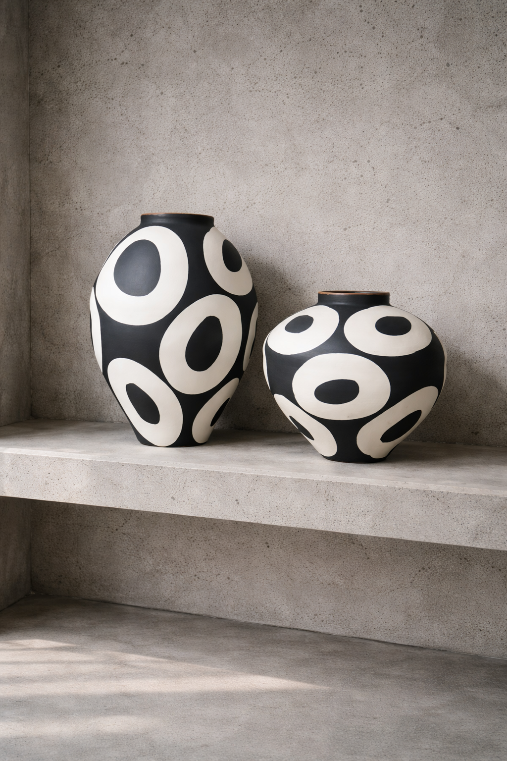 Black & White Artistic Vase Set