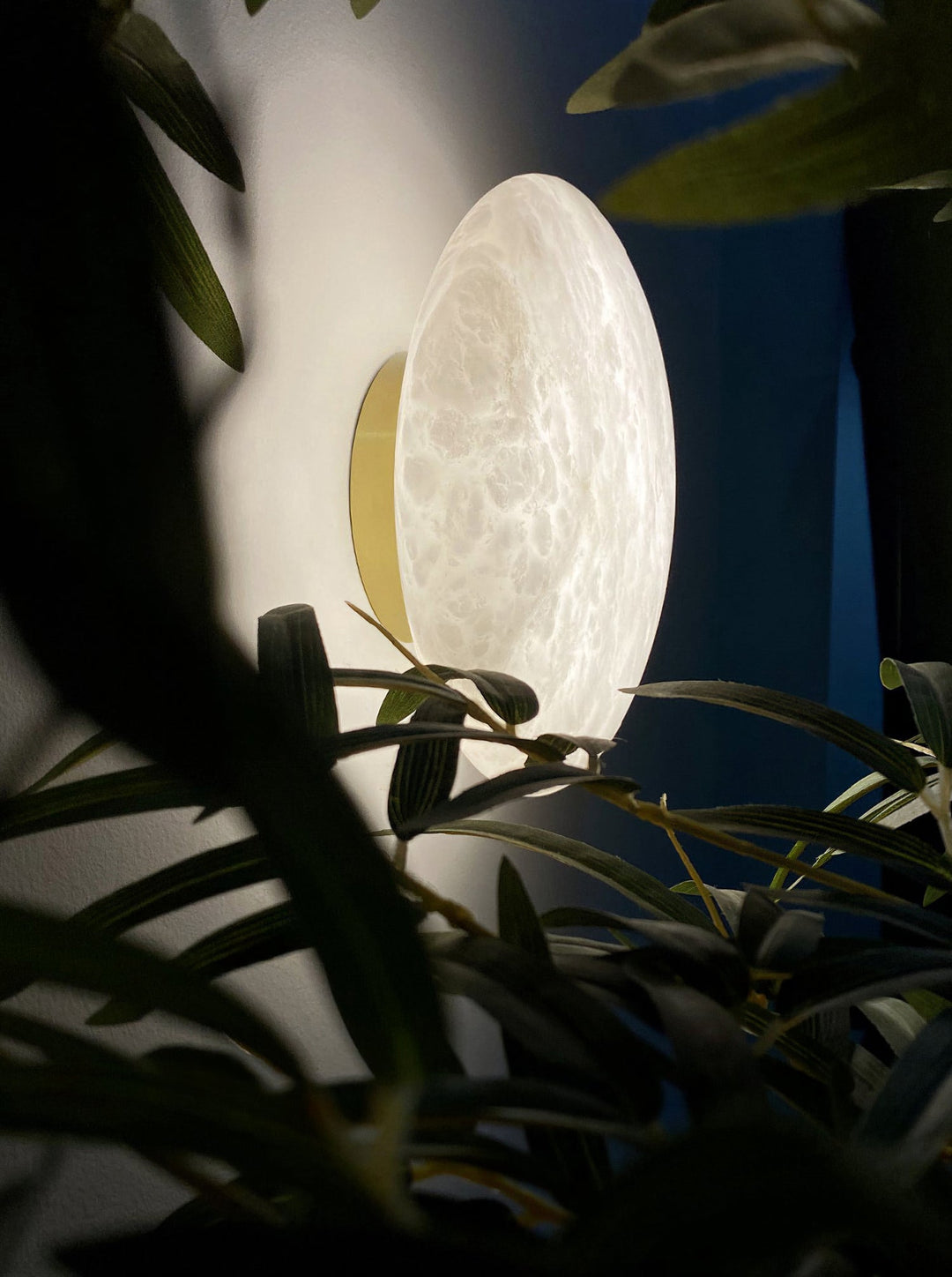 Modern Marble-Effect Wall Light