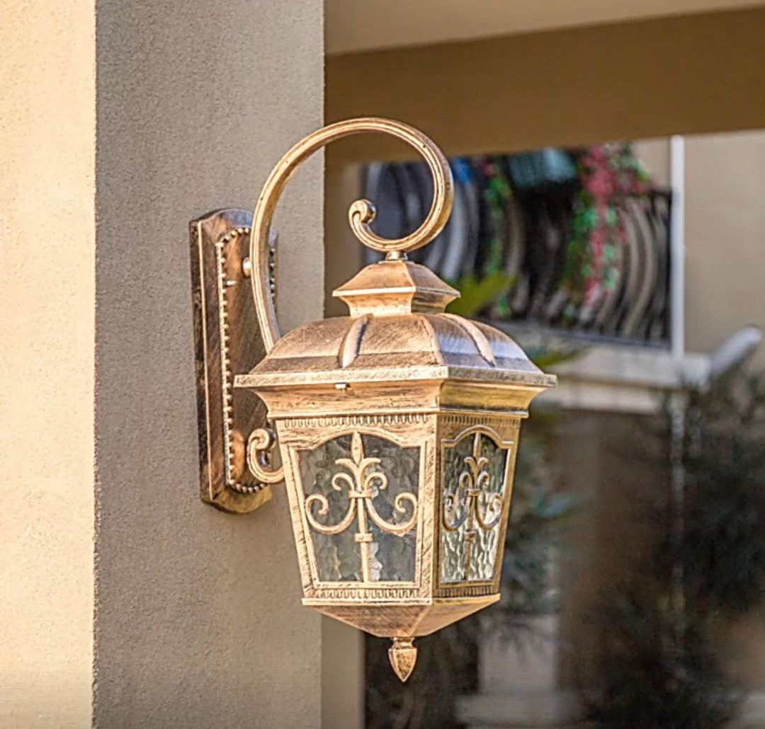 Traditional Outdoor Wall Lantern