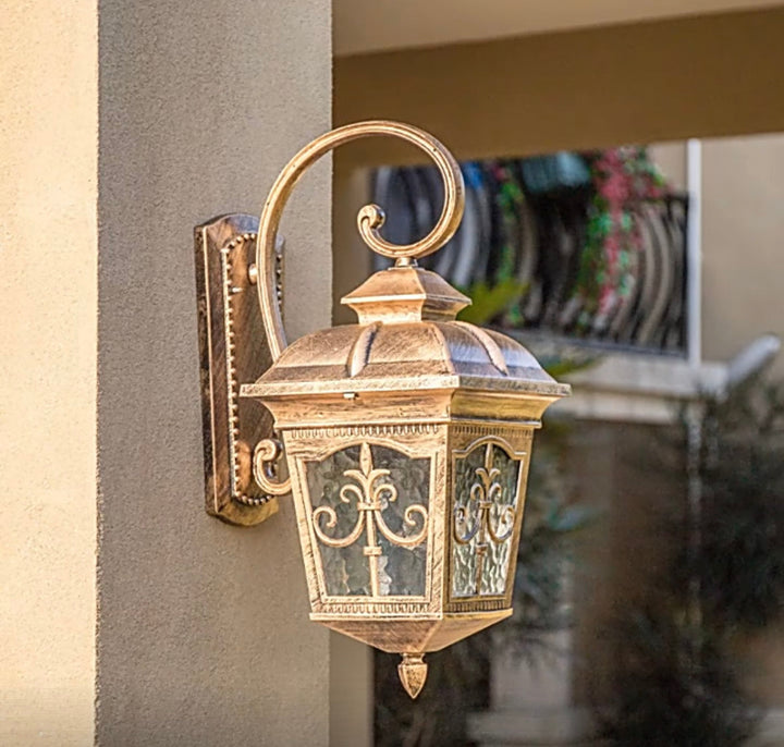 Traditional Outdoor Wall Lantern